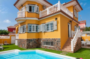 Villa Comoda - Sonnenland - Spacious Luxury - Private Heated Pool - Stunning Terrace Views - Perfect Family Getaway